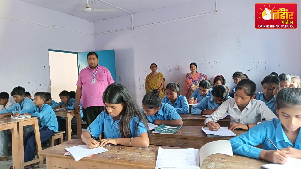 Annual Exam Update: मध्य विद्यालय सौढ़ भरतखण्ड में विज्ञान व संस्कृत की परीक्षा संपन्न