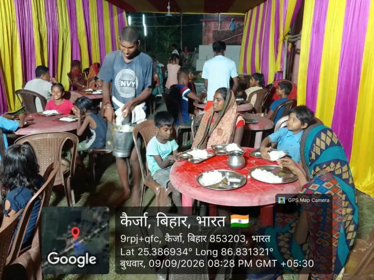Khagaria News: डीएम विक्रम विरकर के निर्देश पर बाढ़ पीड़ितों को तीनों समय मिल रहा गर्म व पौष्टिक भोजन