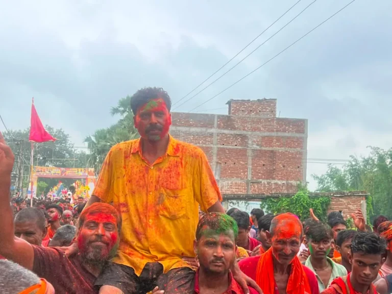 कांवरियों ने मुन्ना भगत को कंधे पर उठाया, भावुक हुए श्रद्धालु