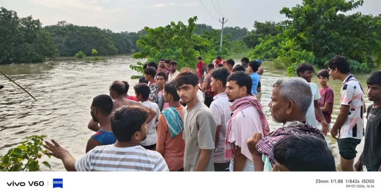 बाढ़ का पानी देखने पहुंचा बच्चा गहरे पानी में डूबा, स्थानीय लोगों ने बचाया