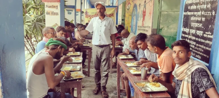 Khagaria News: बाढ़ पीड़ितों के लिए बापू मध्य विद्यालय में सामुदायिक रसोई शुरू