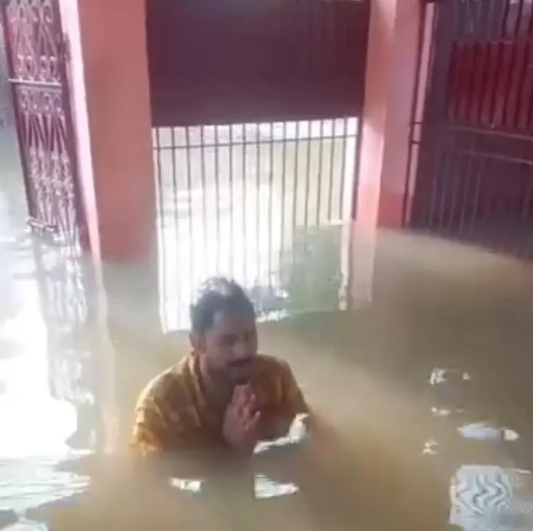 मुरादपुर में बाढ़ के बीच शिव भक्ति की अनोखी तस्वीर, छातीभर पानी में खड़े होकर की शिव स्तुति।
