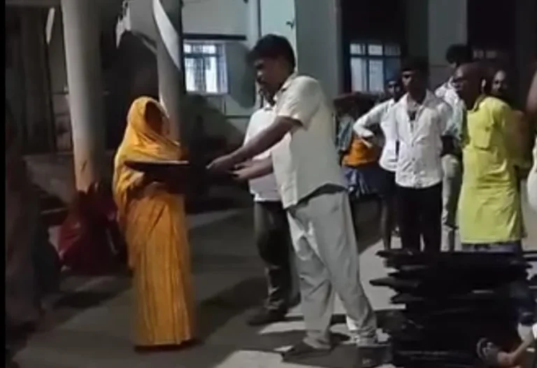 बाढ़ पीड़ितों के बीच देर शाम तक पॉलीथीन शीट का वितरण।