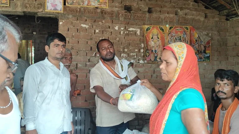 Khagaria News: मीरगंज में 250 बाढ़ पीड़ित परिवारों के बीच राहत सामग्री वितरित,आपदा में सेवा हीं सबसे बड़ा धर्म है:नागेन्द्र सिंह त्यागी