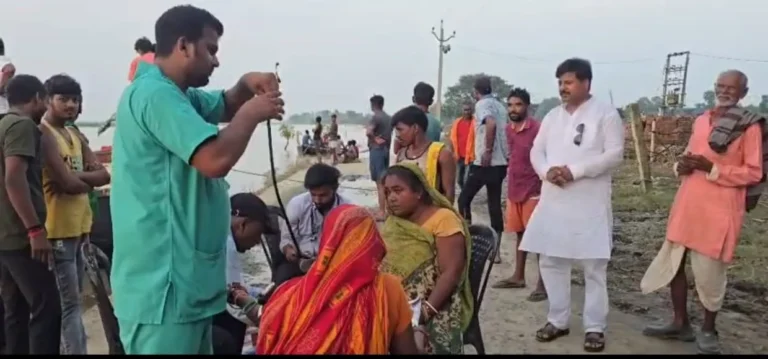 Khagaria News: बाढ़ पीड़ितों की मांग पर नेक्टर हॉस्पिटल के डॉक्टरों की टीम लेकर राजद के निर्वतमान जिलाध्यक्ष मनोहर यादव पहुंचे बाढ़ प्रभावित क्षेत्र