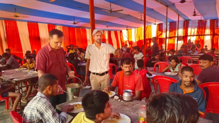 बाढ़ राहत आश्रय स्थल में रह रहे बाढ़ पीड़ितों को पौष्टिक एवं स्वादिष्ट भोजन उपलब्ध कराने से पहले योगा के लिए प्रेरित कर ‘योग गुरु’ कहलाने लगे हैं बापू मध्य विद्यालय के प्राचार्य चन्द्रमणि मिश्र,बच्चों को पाठ्य सामग्री देकर पठन- पाठन के प्रति मंत्रमुग्ध करना बना चर्चा का विषय