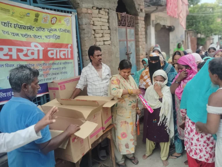 बाढ़ प्रभावित महिलाओं-किशोरियों के बीच सेनेटरी नैपकिन का वितरण, बोरना पंचायत के वार्ड 7, 8, 9 एवं 10 में महिला एवं बाल विकास निगम ने चलाया स्वच्छता जागरूकता अभियान