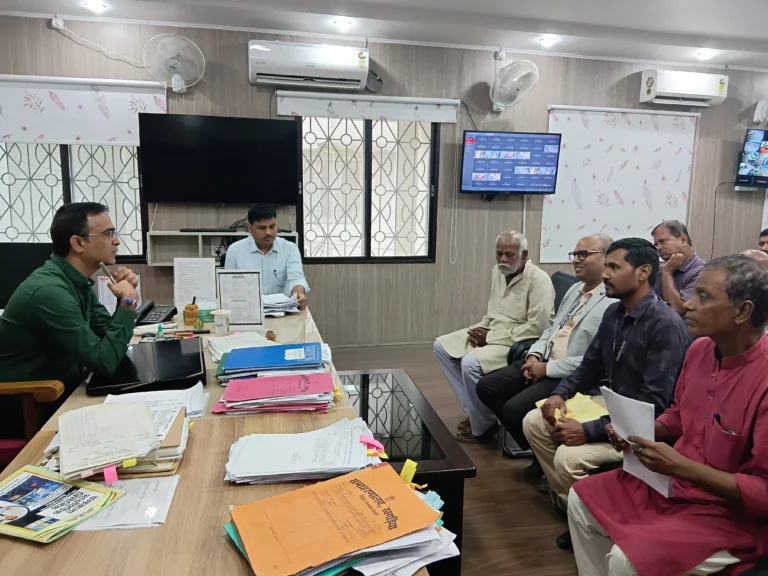 Khagaria News: जन समाधान में 16 मामलों की सुनवाई, डीएम ने दिए समयबद्ध निष्पादन के निर्देश