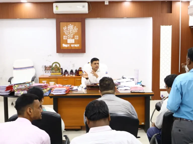 BANKA NEWS: युवा योजनाओं की धीमी रफ्तार पर डीएम का फोकस, लक्ष्य पाने के लिए अब घर-घर तक पहुंचेगी जानकारी