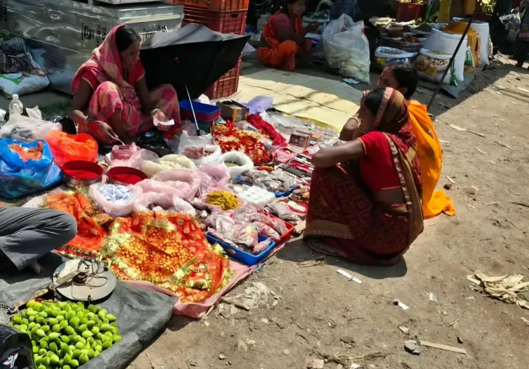 BOUNSI NEWS: हरतालिका तीज का चढ़ा रंग, चूड़ी-मेहंदी से सजा बौंसी का बाजार; खरीदारी को उमड़ीं महिलाएं