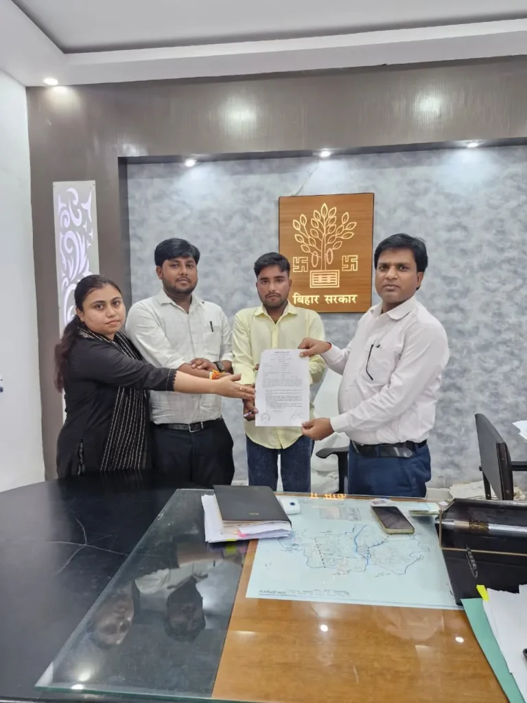 DHORAIYA NEWS: काठबनगांव बीरबलपुर में मुरलीधर माधव बने विकास मित्र, एसडीएम ने सौंपा नियोजन पत्र