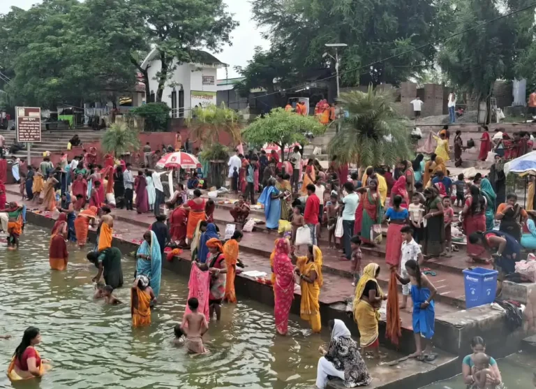 BOUNSI NEWS: हरतालिका तीज से पहले पापहरणी में उमड़ा आस्था का सैलाब, स्नान-पूजन के लिए पहुंचीं हजारों व्रती महिलाएं