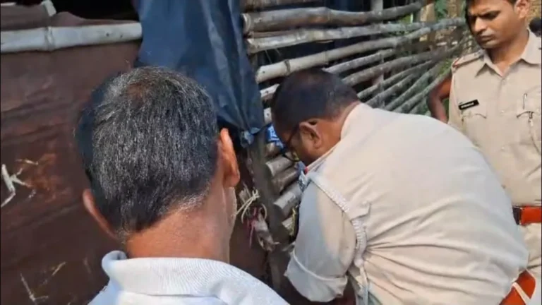 CHANDAN NEWS: आनंदपुर थाना कांड संख्या 22/24 में अभियुक्त लाडली खातून के घर कुर्की, दंडाधिकारी की मौजूदगी में पुलिस ने की कार्रवाई