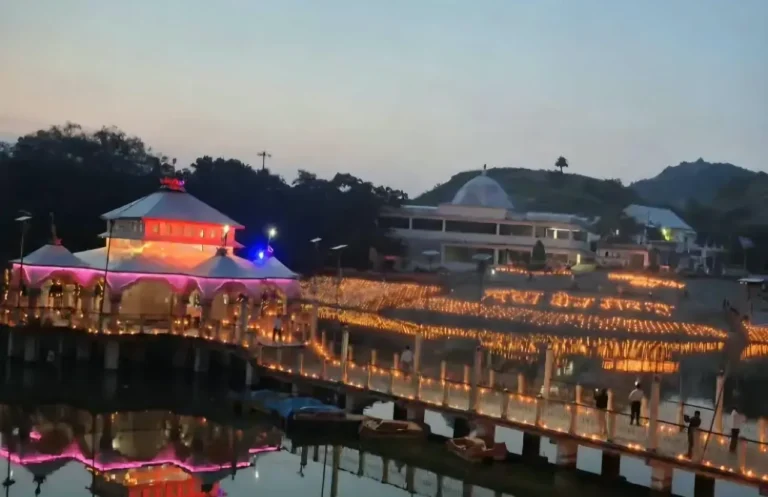 BOUNSI NEWS: 10 हजार दीपों से जगमग हुई पापहरणी, पानी में उतरी रोशनी तो निखर उठा मंदार का सौंदर्य