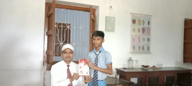 BANKA NEWS: जन्मदिन पर उपहार में मिली किताब, छात्रों को मेहनत और संस्कार का संदेश