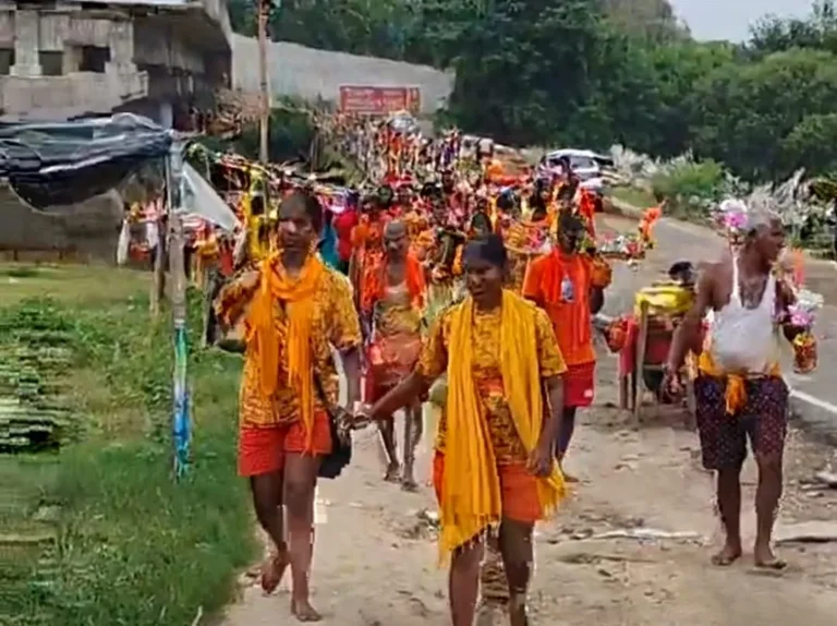 CHANDAN NEWS: सुल्तानगंज से जल लेकर देवघर जा रहे कांवरियों से भगवा हुआ कच्ची कांवरिया पथ