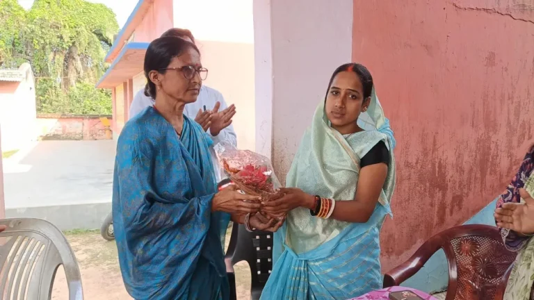 CHANDAN NEWS: स्थानांतरित शिक्षिका ज्ञानदा कुमारी को दी गई भावभीनी विदाई
