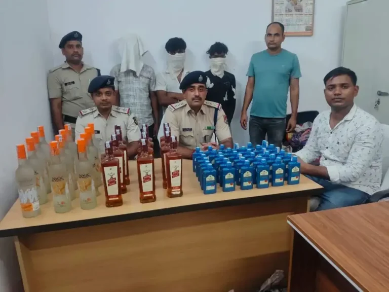 Breaking News: छपरा जंक्शन पर 24.66 लीटर विदेशी शराब के साथ तीन संदिग्ध तस्कर गिरफ्तार