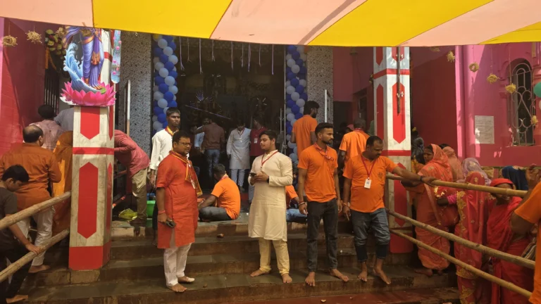BOUNSI NEWS: अष्टमी पर मां के दरबार में उमड़ा आस्था का सैलाब, डलिया भरने को मंदिर में लगी लंबी कतार, जय माता दी के जयकारों से गूंजा बौंसी