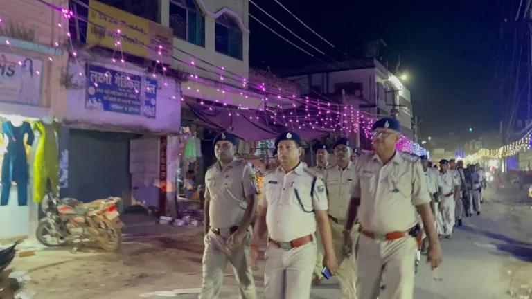 BOUNSI NEWS: दुर्गा पूजा को लेकर बौंसी पुलिस अलर्ट, थानाध्यक्ष के नेतृत्व में निकला फ्लैग मार्च