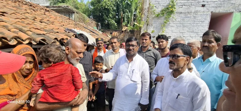 Khagaria News: सीढ़ी हादसे में छात्रा रीतिका की मौत से मर्माहत,परिजनों से मिले विधायक बबलू कुमार मंडल,मानसी के अमनी गांव पहुंचकर नाना हरेराम यादव और पिता मनोज यादव से ली घटना की जानकारी, स्कूल को तोड़कर नए सिरे से निर्माण का निर्देश