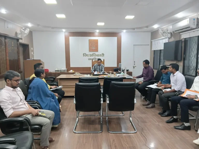 Khagaria News: जलजमाव, स्वच्छता, यातायात और पर्व-त्योहारों की तैयारियों पर डीएम ने की समीक्षा, दिए जरूरी निर्देश