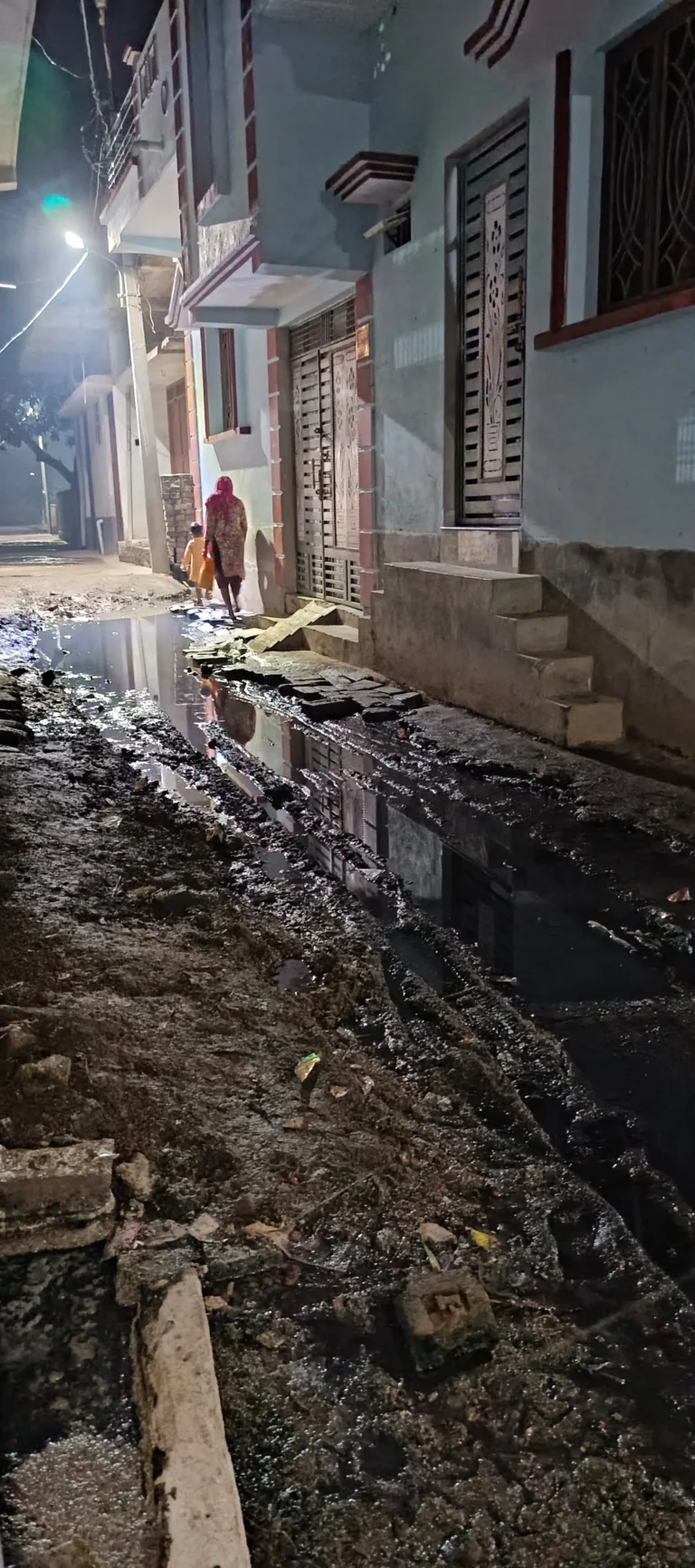 Khagaria News: गोगरी छोटी मस्जिद जाने वाली सड़क की हालत बदहाल, वार्ड 11 और 13 के लोगों को हो रही परेशानी