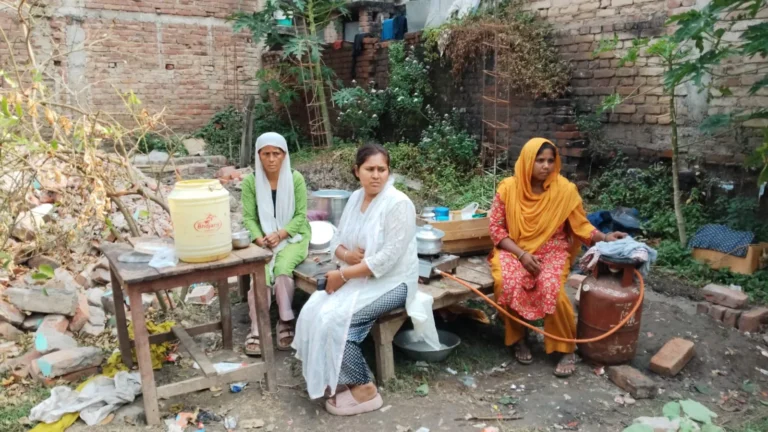 प्रशासन की मौजूदगी में घर तोड़ने और लाखों की लूट का आरोप, पीड़िता की हालत गंभीर