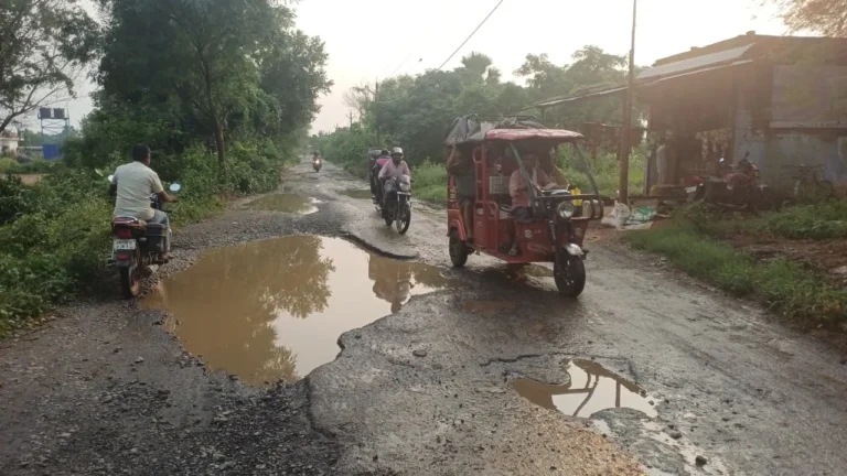 CHANDAN NEWS: एनएच-333ए की बदहाली से बढ़ी परेशानी, बड़े-बड़े गड्ढों में तब्दील हुआ भैरोगंज-कटोरिया मार्ग