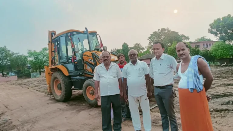 CHANDAN NEWS: दुर्गा मंदिर की गली में गंदगी का अंबार, पूजा समिति ने जेसीबी लगाकर शुरू कराया सफाई अभियान