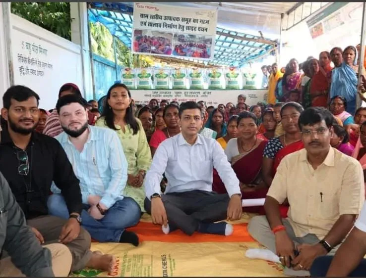 KATORIYA NEWS: जमीन पर बैठकर महिलाओं से रूबरू हुए डीएम अंशुल अग्रवाल