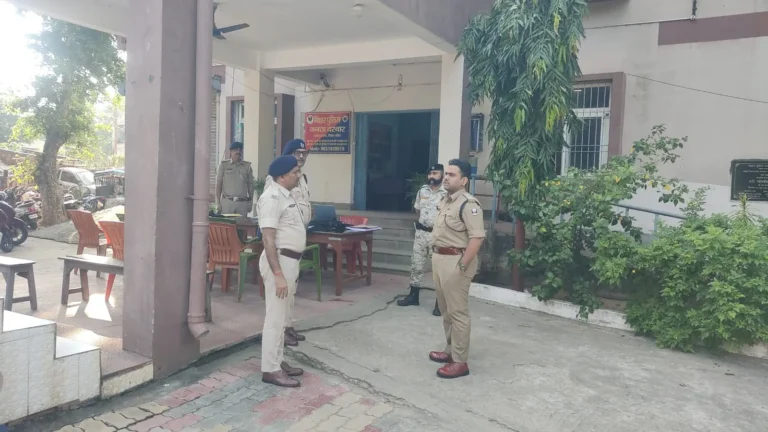 BANKA NEWS: दुर्गा पूजा को लेकर अमरपुर थाने पहुंचे एसपी अमितेश कुमार, लंबित कांडों और सुरक्षा व्यवस्था की समीक्षा