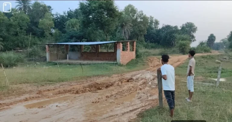 CHANDAN NEWS: 20 वर्षों से बदहाल घोंघदाबर रोड,गड्ढों और कीचड़ के बीच जीने को मजबूर ग्रामीण