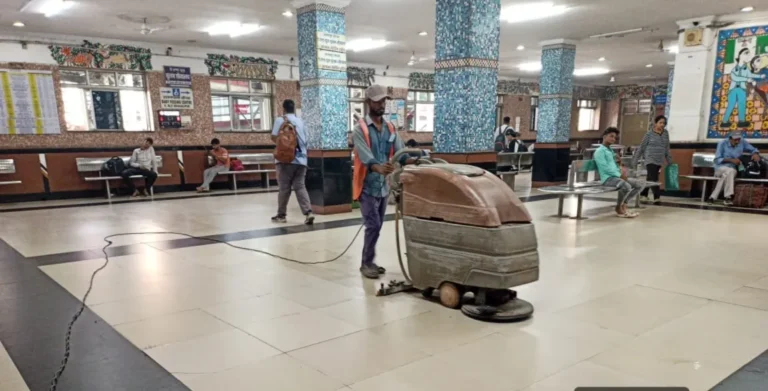 BHAGALPUR NEWS: रेलवे परिसरों की स्वच्छता पर मालदा डिवीजन का विशेष जोर, कई स्टेशनों पर चला गहन सफाई अभियान