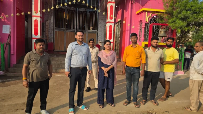 BOUNSI NEWS: दुर्गा पूजा में व्यवस्था दुरुस्त रखने को प्रशासन सतर्क, पुरानी हाट दुर्गा मंदिर का निरीक्षण