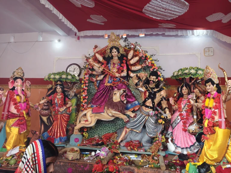 CHANDAN NEWS: महाष्टमी पर सुईया दुर्गा मंदिर में उमड़ी श्रद्धालुओं की भीड़, दंड प्रणाम और खोंइछा भराई की रस्म निभाई