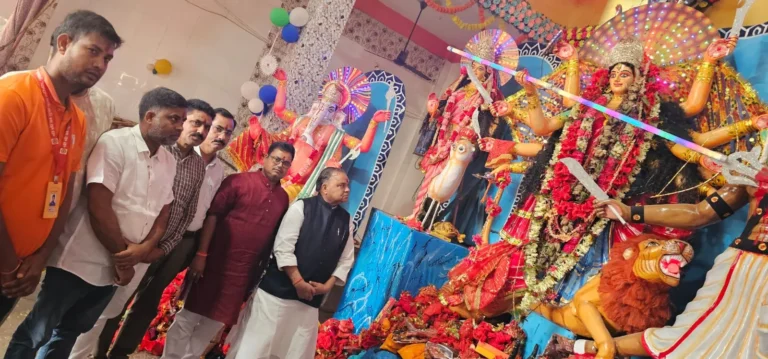 BOUNSI NEWS: पुरानी हाट दुर्गा मंदिर पहुंचे पूर्व मंत्री रामनारायण मंडल, मां दुर्गा का लिया आशीर्वाद