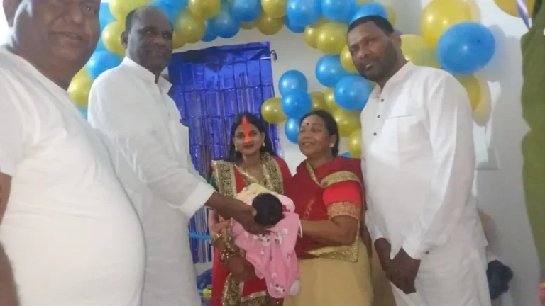 CHANDAN NEWS: जिला परिषद सदस्य शारदा की पोती के जन्मोत्सव में शामिल हुए चेयरमैन राजेंद्र प्रसाद यादव