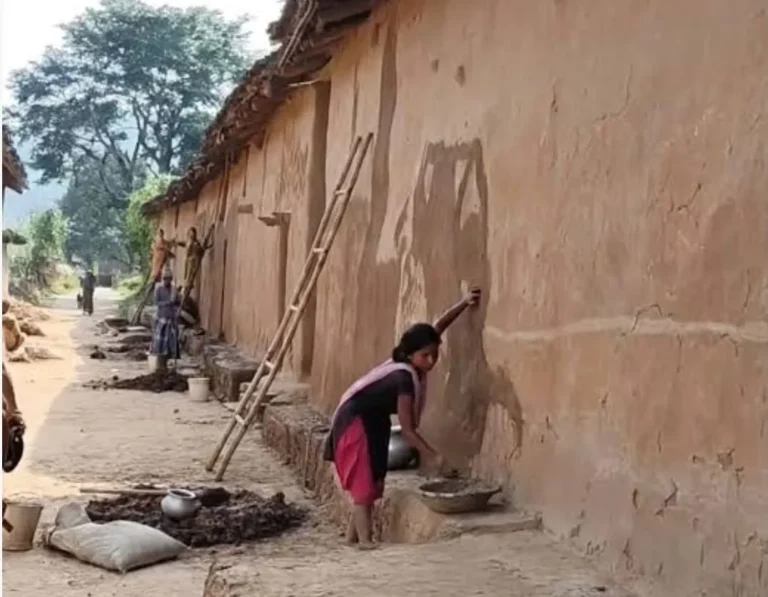 CHANDAN NEWS: दिवाली-छठ पर चांदन के गांवों में कायम है मिट्टी-गोबर से घर लीपने की परंपरा