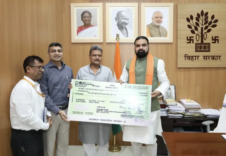 BIHAR NEWS: मुख्यमंत्री राहत कोष में ग्रामीण कार्य विभाग ने दिए 40.89 लाख रुपये, मंत्री सुनील कुमार ने एक माह का वेतन भी सौंपा