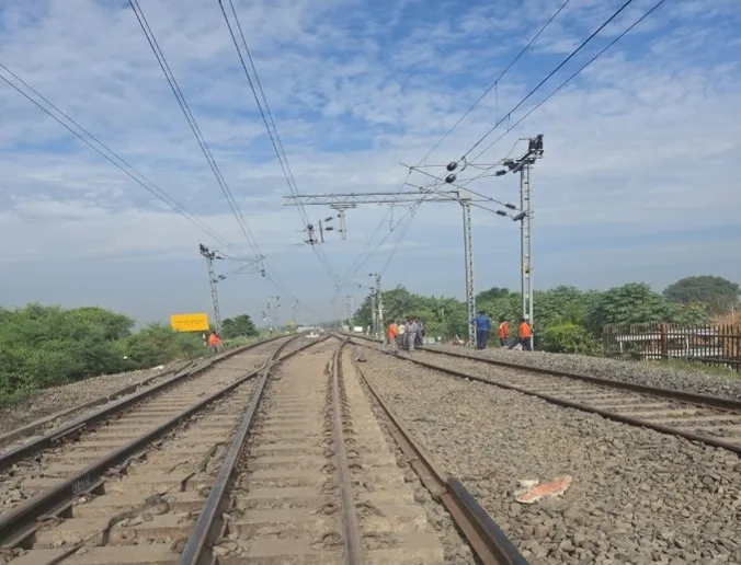 BHAGALPUR NEWS: लैलख ममलखा स्टेशन पर रेलवे का बड़ा तकनीकी सुधार, ट्रैक की ज्यामिति दुरुस्त होने से परिचालन सुरक्षा को मिलेगी मजबूती